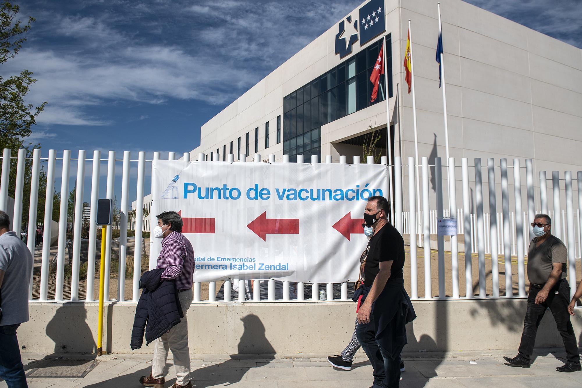 Colas para la vacunación en el Hospital Zendal en Madrid. - 9